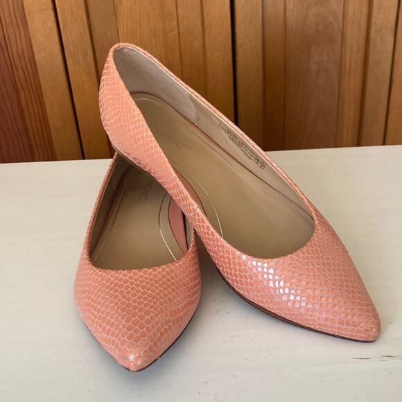 Vionic Peachy Pink Embossed Leather Lena Flats, Size 7 - Picture 1 of 16